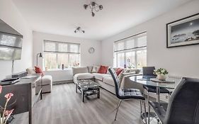 Stylish Home @ Virginia Water Lake & Free Parking