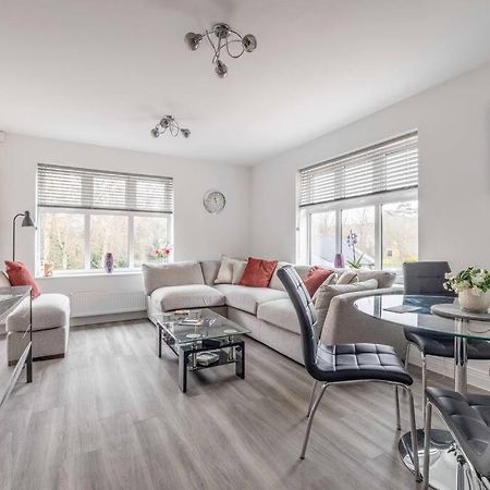 Stylish Home @ Virginia Water Lake & Free Parking Englefield Green Exterior photo