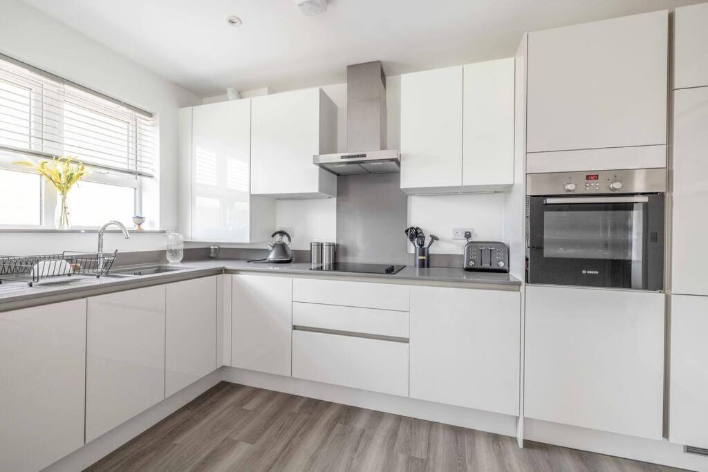 Stylish Home @ Virginia Water Lake & Free Parking Englefield Green Exterior photo