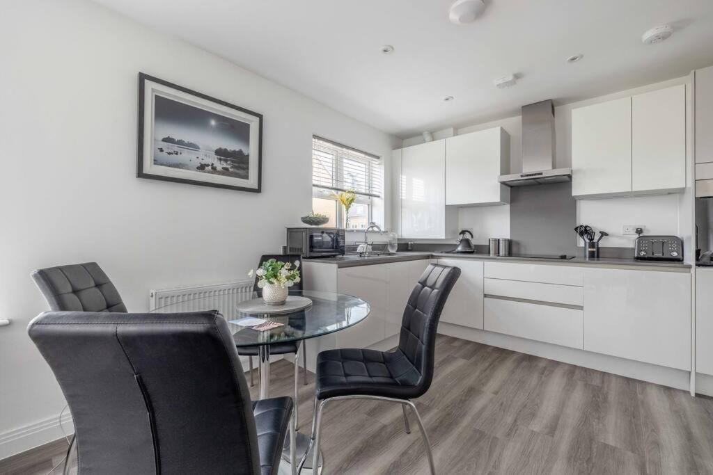 Stylish Home @ Virginia Water Lake & Free Parking Englefield Green Exterior photo