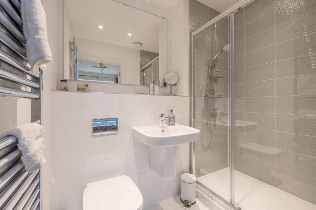 Stylish Home @ Virginia Water Lake & Free Parking Englefield Green Exterior photo