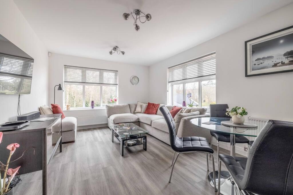Stylish Home @ Virginia Water Lake & Free Parking Englefield Green Exterior photo