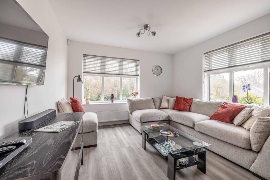Stylish Home @ Virginia Water Lake & Free Parking Englefield Green Exterior photo