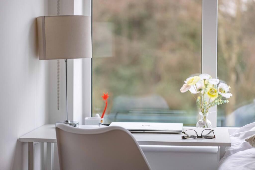 Stylish Home @ Virginia Water Lake & Free Parking Englefield Green Exterior photo