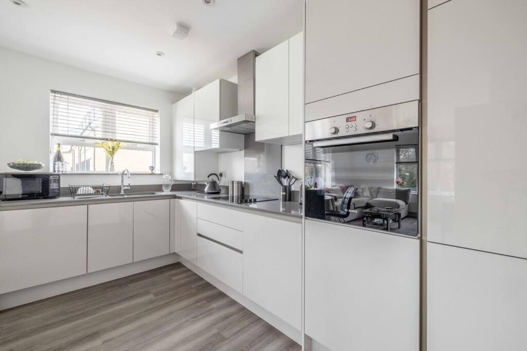 Stylish Home @ Virginia Water Lake & Free Parking Englefield Green Exterior photo