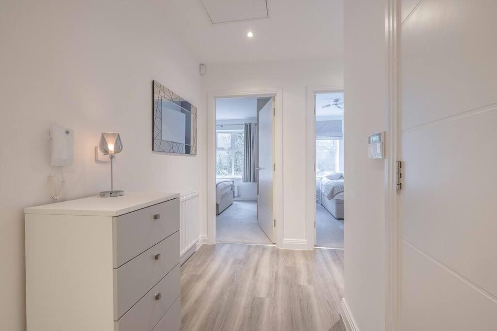Stylish Home @ Virginia Water Lake & Free Parking Englefield Green Exterior photo