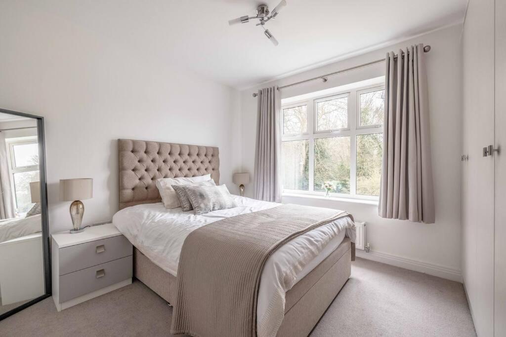 Stylish Home @ Virginia Water Lake & Free Parking Englefield Green Exterior photo